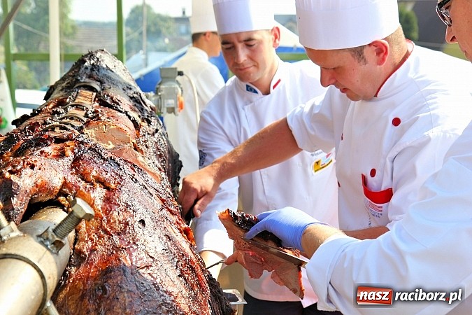Zdjęcie w galerii na portalu naszraciborz.pl: Pyszna wołowina na dożynkach gminnych na Grab&oacute;wce prosto od Ernestyna Janety! wiadomości z regionu