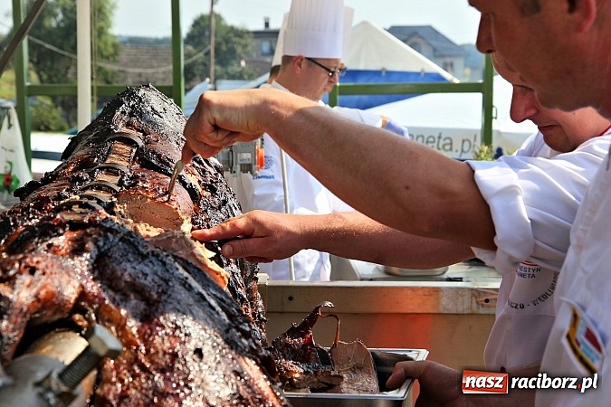 Zdjęcie w galerii na portalu naszraciborz.pl: Pyszna wołowina na dożynkach gminnych na Grab&oacute;wce prosto od Ernestyna Janety! wiadomości z regionu