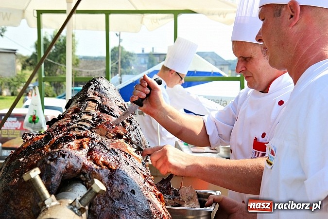 Zdjęcie w galerii na portalu naszraciborz.pl: Pyszna wołowina na dożynkach gminnych na Grab&oacute;wce prosto od Ernestyna Janety! wiadomości z regionu
