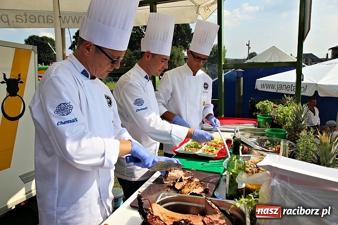 Zdjęcie w galerii na portalu naszraciborz.pl: Pyszna wołowina na dożynkach gminnych na Grab&oacute;wce prosto od Ernestyna Janety! wiadomości z regionu