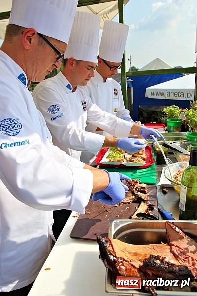Zdjęcie w galerii na portalu naszraciborz.pl: Pyszna wołowina na dożynkach gminnych na Grab&oacute;wce prosto od Ernestyna Janety! wiadomości z regionu