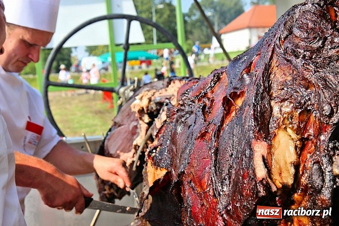 Zdjęcie w galerii na portalu naszraciborz.pl: Pyszna wołowina na dożynkach gminnych na Grab&oacute;wce prosto od Ernestyna Janety! wiadomości z regionu