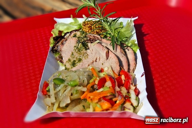 Zdjęcie w galerii na portalu naszraciborz.pl: Pyszna wołowina na dożynkach gminnych na Grab&oacute;wce prosto od Ernestyna Janety! wiadomości z regionu