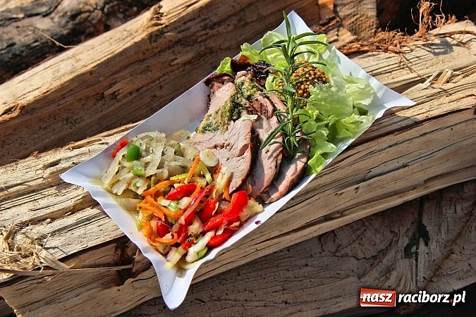 Zdjęcie w galerii na portalu naszraciborz.pl: Pyszna wołowina na dożynkach gminnych na Grab&oacute;wce prosto od Ernestyna Janety! wiadomości z regionu