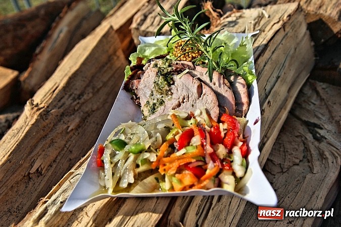 Zdjęcie w galerii na portalu naszraciborz.pl: Pyszna wołowina na dożynkach gminnych na Grab&oacute;wce prosto od Ernestyna Janety! wiadomości z regionu