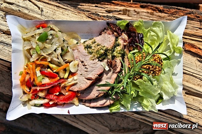 Zdjęcie w galerii na portalu naszraciborz.pl: Pyszna wołowina na dożynkach gminnych na Grab&oacute;wce prosto od Ernestyna Janety! wiadomości z regionu