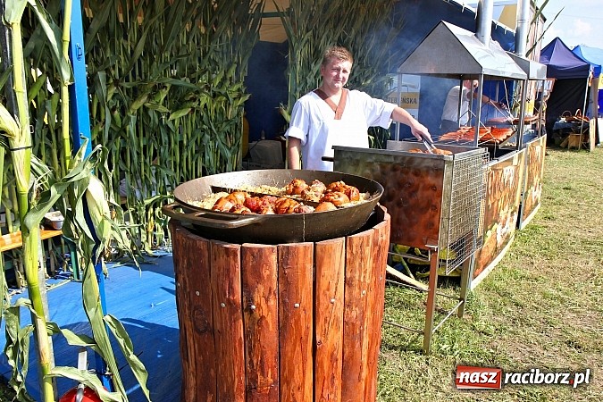 Zdjęcie w galerii na portalu naszraciborz.pl: Pyszna wołowina na dożynkach gminnych na Grab&oacute;wce prosto od Ernestyna Janety! wiadomości z regionu