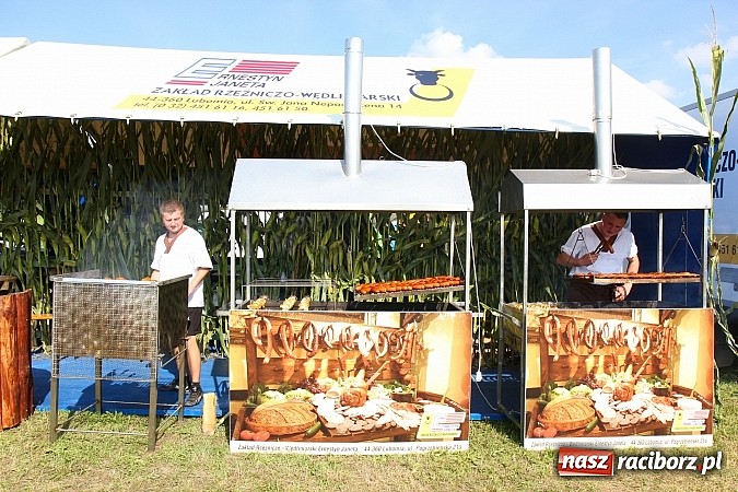 Zdjęcie w galerii na portalu naszraciborz.pl: Pyszna wołowina na dożynkach gminnych na Grab&oacute;wce prosto od Ernestyna Janety! wiadomości z regionu