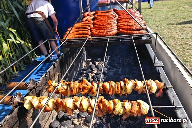 Zdjęcie w galerii na portalu naszraciborz.pl: Pyszna wołowina na dożynkach gminnych na Grab&oacute;wce prosto od Ernestyna Janety! wiadomości z regionu