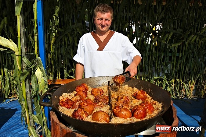 Zdjęcie w galerii na portalu naszraciborz.pl: Pyszna wołowina na dożynkach gminnych na Grab&oacute;wce prosto od Ernestyna Janety! wiadomości z regionu