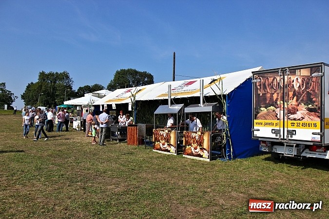 Zdjęcie w galerii na portalu naszraciborz.pl: Pyszna wołowina na dożynkach gminnych na Grab&oacute;wce prosto od Ernestyna Janety! wiadomości z regionu