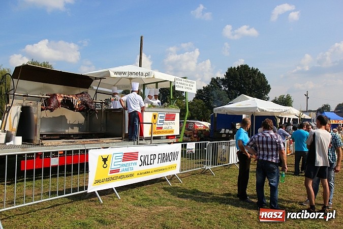 Zdjęcie w galerii na portalu naszraciborz.pl: Pyszna wołowina na dożynkach gminnych na Grab&oacute;wce prosto od Ernestyna Janety! wiadomości z regionu