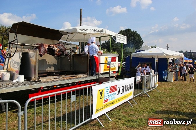 Zdjęcie w galerii na portalu naszraciborz.pl: Pyszna wołowina na dożynkach gminnych na Grab&oacute;wce prosto od Ernestyna Janety! wiadomości z regionu