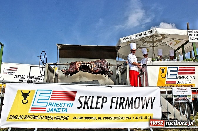 Zdjęcie w galerii na portalu naszraciborz.pl: Pyszna wołowina na dożynkach gminnych na Grab&oacute;wce prosto od Ernestyna Janety! wiadomości z regionu