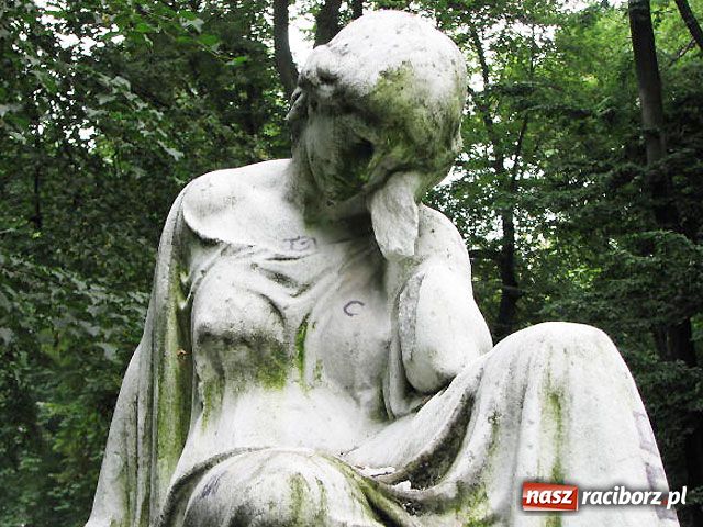 Zdjęcie w galerii na portalu naszraciborz.pl: Wandale nie uszanowali NAGROBKA wiadomości z regionu