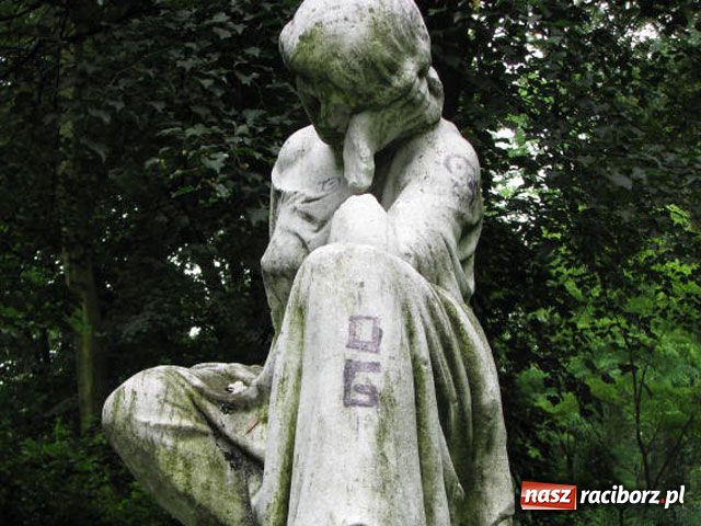 Zdjęcie w galerii na portalu naszraciborz.pl: Wandale nie uszanowali NAGROBKA wiadomości z regionu