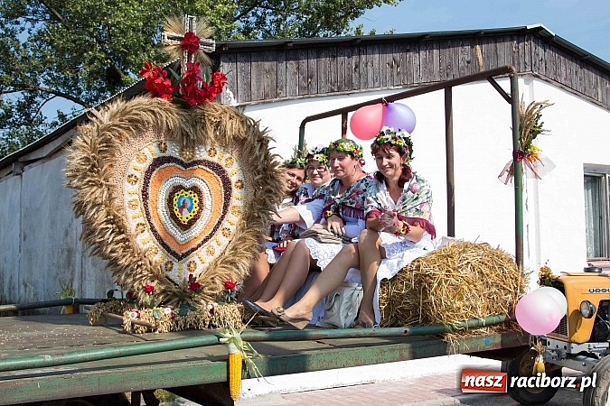 Zdjęcie w galerii na portalu naszraciborz.pl: Trudne żniwa, piękne dożynki. Gmina Rudnik świętowała w Gamowie wiadomości z regionu