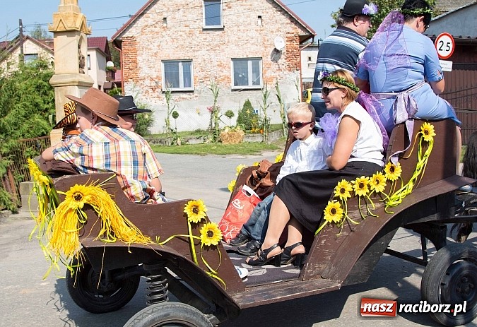 Zdjęcie w galerii na portalu naszraciborz.pl: Trudne żniwa, piękne dożynki. Gmina Rudnik świętowała w Gamowie wiadomości z regionu