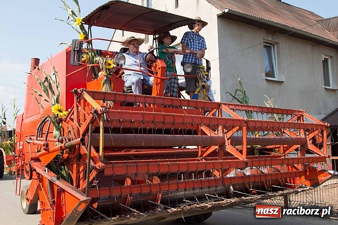 Zdjęcie w galerii na portalu naszraciborz.pl: Trudne żniwa, piękne dożynki. Gmina Rudnik świętowała w Gamowie wiadomości z regionu