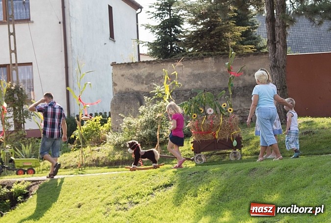 Zdjęcie w galerii na portalu naszraciborz.pl: Trudne żniwa, piękne dożynki. Gmina Rudnik świętowała w Gamowie wiadomości z regionu