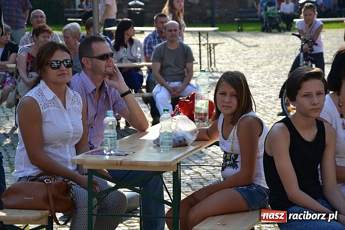 Zdjęcie w galerii na portalu naszraciborz.pl: Niedzielne popołudnie na raciborskim zamku wiadomości z regionu