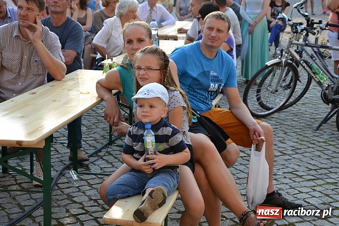 Zdjęcie w galerii na portalu naszraciborz.pl: Niedzielne popołudnie na raciborskim zamku wiadomości z regionu