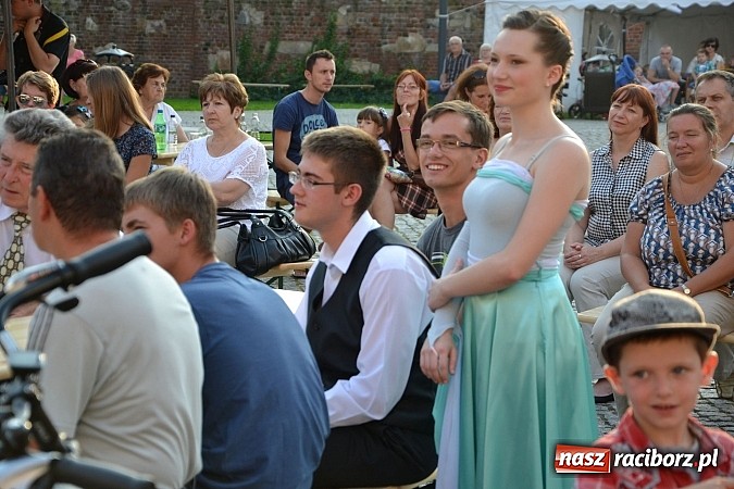 Zdjęcie w galerii na portalu naszraciborz.pl: Niedzielne popołudnie na raciborskim zamku wiadomości z regionu