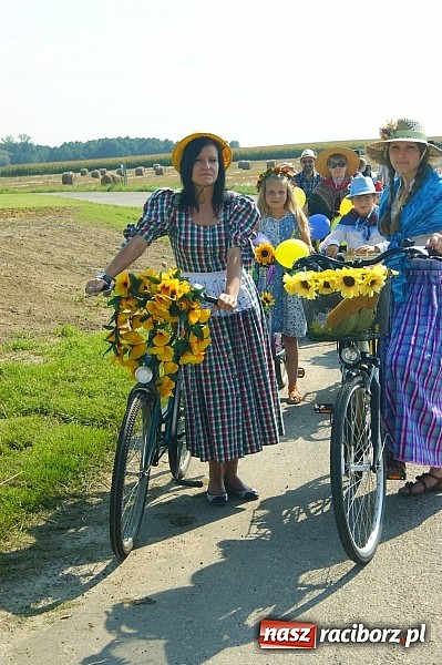 Zdjęcie w galerii na portalu naszraciborz.pl: Wesoły korowód na dożynkach w Makowie wiadomości z regionu