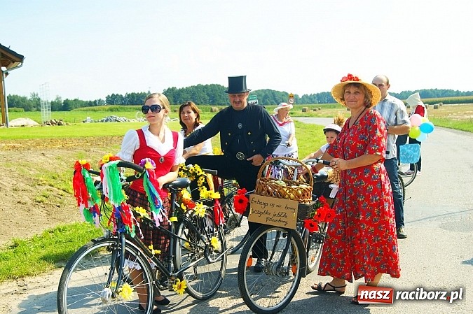 Zdjęcie w galerii na portalu naszraciborz.pl: Wesoły korowód na dożynkach w Makowie wiadomości z regionu