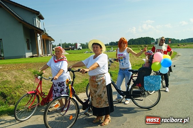 Zdjęcie w galerii na portalu naszraciborz.pl: Wesoły korowód na dożynkach w Makowie wiadomości z regionu