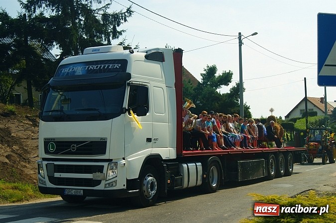 Zdjęcie w galerii na portalu naszraciborz.pl: Wesoły korowód na dożynkach w Makowie wiadomości z regionu