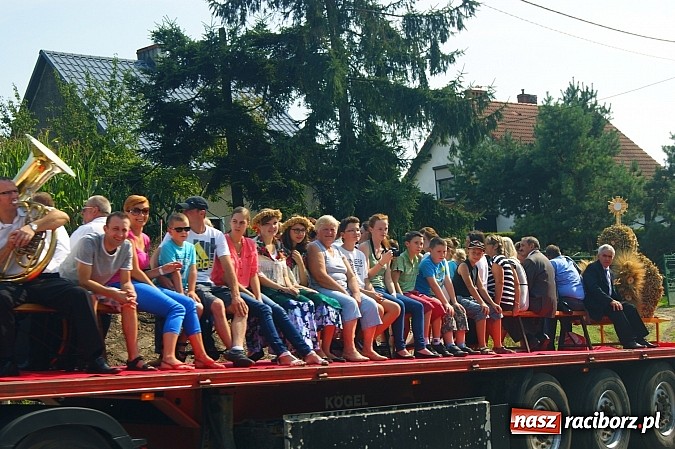 Zdjęcie w galerii na portalu naszraciborz.pl: Wesoły korowód na dożynkach w Makowie wiadomości z regionu