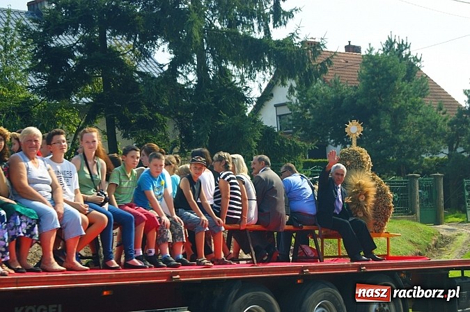 Zdjęcie w galerii na portalu naszraciborz.pl: Wesoły korowód na dożynkach w Makowie wiadomości z regionu
