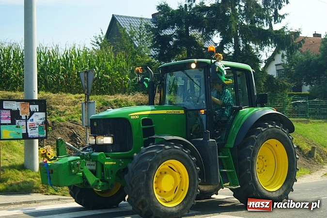 Zdjęcie w galerii na portalu naszraciborz.pl: Wesoły korowód na dożynkach w Makowie wiadomości z regionu