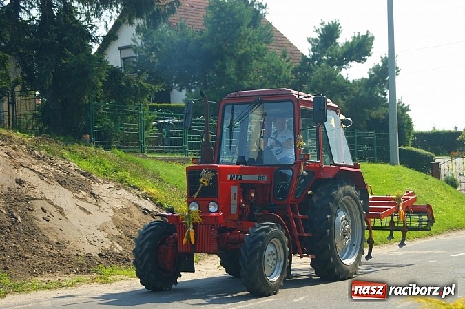 Zdjęcie w galerii na portalu naszraciborz.pl: Wesoły korowód na dożynkach w Makowie wiadomości z regionu