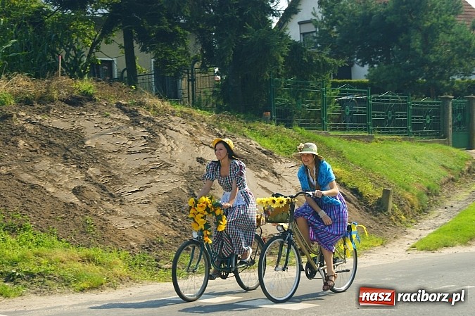Zdjęcie w galerii na portalu naszraciborz.pl: Wesoły korowód na dożynkach w Makowie wiadomości z regionu