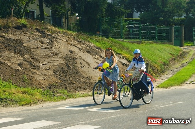 Zdjęcie w galerii na portalu naszraciborz.pl: Wesoły korowód na dożynkach w Makowie wiadomości z regionu