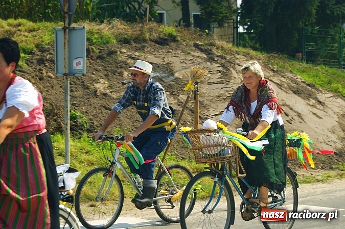 Zdjęcie w galerii na portalu naszraciborz.pl: Wesoły korowód na dożynkach w Makowie wiadomości z regionu