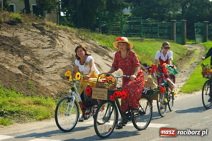 Zdjęcie w galerii na portalu naszraciborz.pl: Wesoły korowód na dożynkach w Makowie wiadomości z regionu