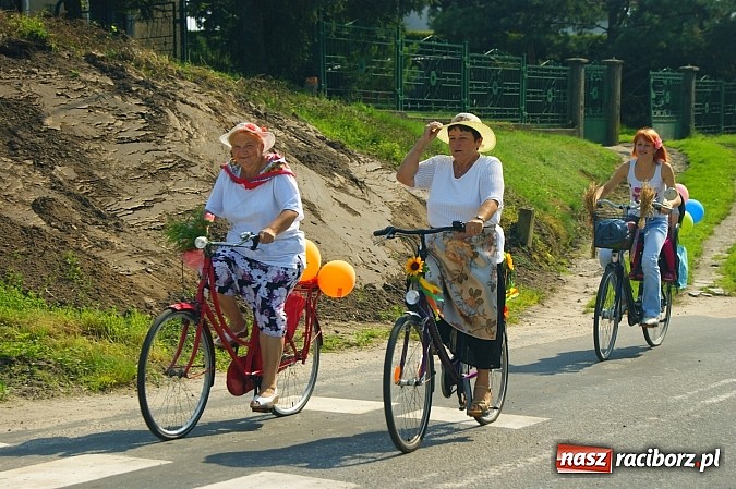Zdjęcie w galerii na portalu naszraciborz.pl: Wesoły korowód na dożynkach w Makowie wiadomości z regionu