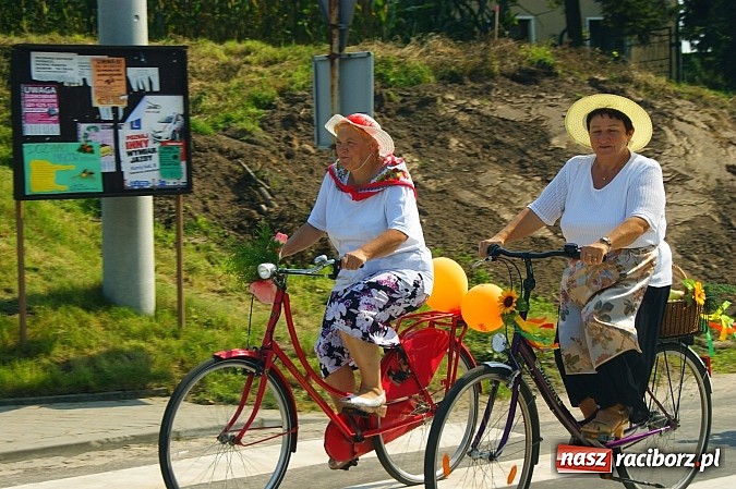 Zdjęcie w galerii na portalu naszraciborz.pl: Wesoły korowód na dożynkach w Makowie wiadomości z regionu