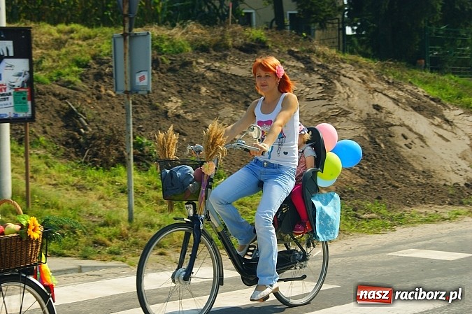 Zdjęcie w galerii na portalu naszraciborz.pl: Wesoły korowód na dożynkach w Makowie wiadomości z regionu