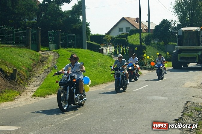 Zdjęcie w galerii na portalu naszraciborz.pl: Wesoły korowód na dożynkach w Makowie wiadomości z regionu