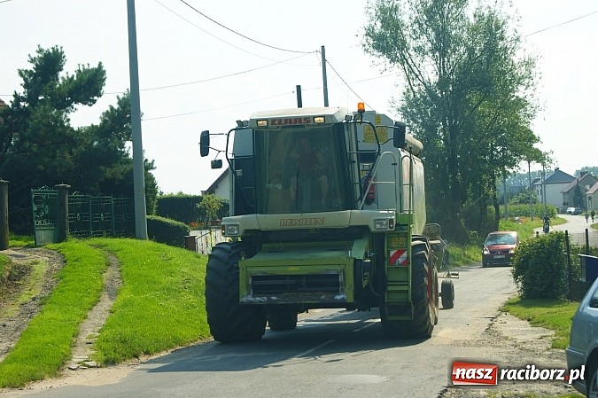 Zdjęcie w galerii na portalu naszraciborz.pl: Wesoły korowód na dożynkach w Makowie wiadomości z regionu
