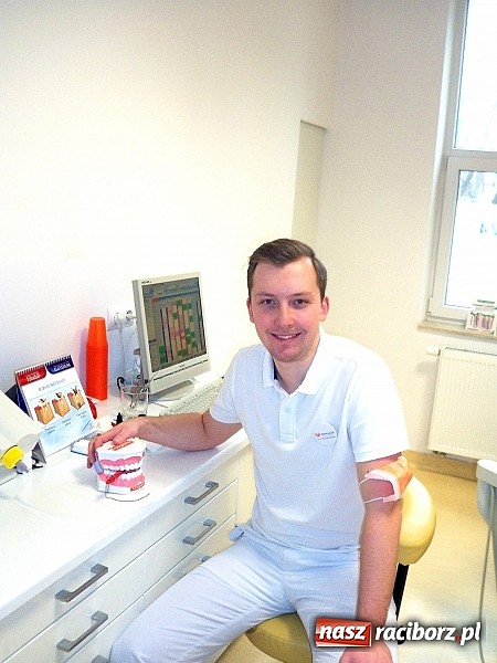 Zdjęcie w galerii na portalu naszraciborz.pl: Lakowanie a lakierowanie zębów. W czym tkwi różnica? wiadomości z regionu