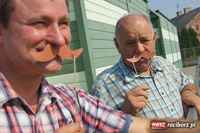 Zdjęcie w galerii na portalu naszraciborz.pl: Z wąsami Skrzetuskiego na Narodowym Czytaniu w Nędzy wiadomości z regionu