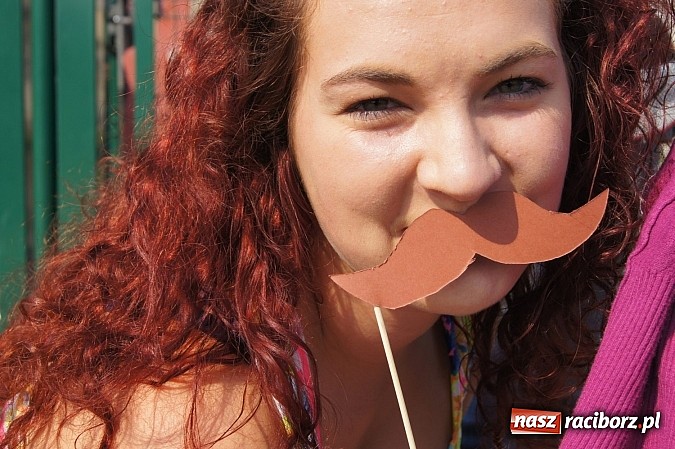 Zdjęcie w galerii na portalu naszraciborz.pl: Z wąsami Skrzetuskiego na Narodowym Czytaniu w Nędzy wiadomości z regionu