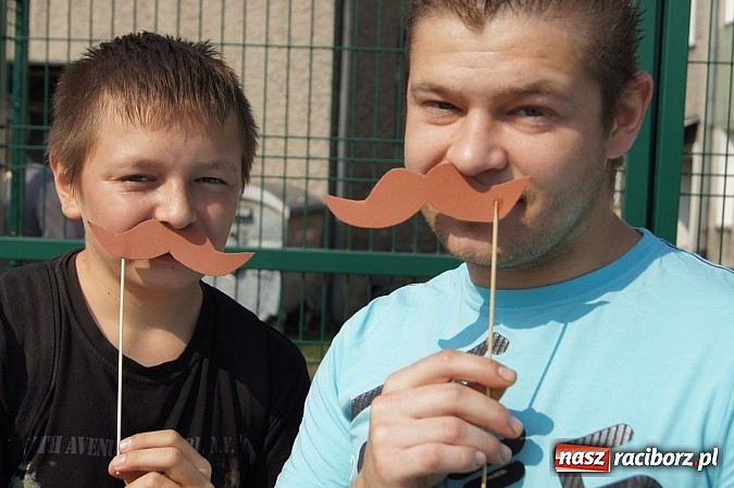 Zdjęcie w galerii na portalu naszraciborz.pl: Z wąsami Skrzetuskiego na Narodowym Czytaniu w Nędzy wiadomości z regionu