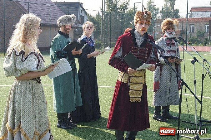 Zdjęcie w galerii na portalu naszraciborz.pl: Z wąsami Skrzetuskiego na Narodowym Czytaniu w Nędzy wiadomości z regionu