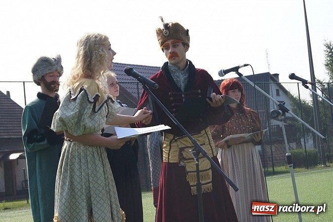 Zdjęcie w galerii na portalu naszraciborz.pl: Z wąsami Skrzetuskiego na Narodowym Czytaniu w Nędzy wiadomości z regionu